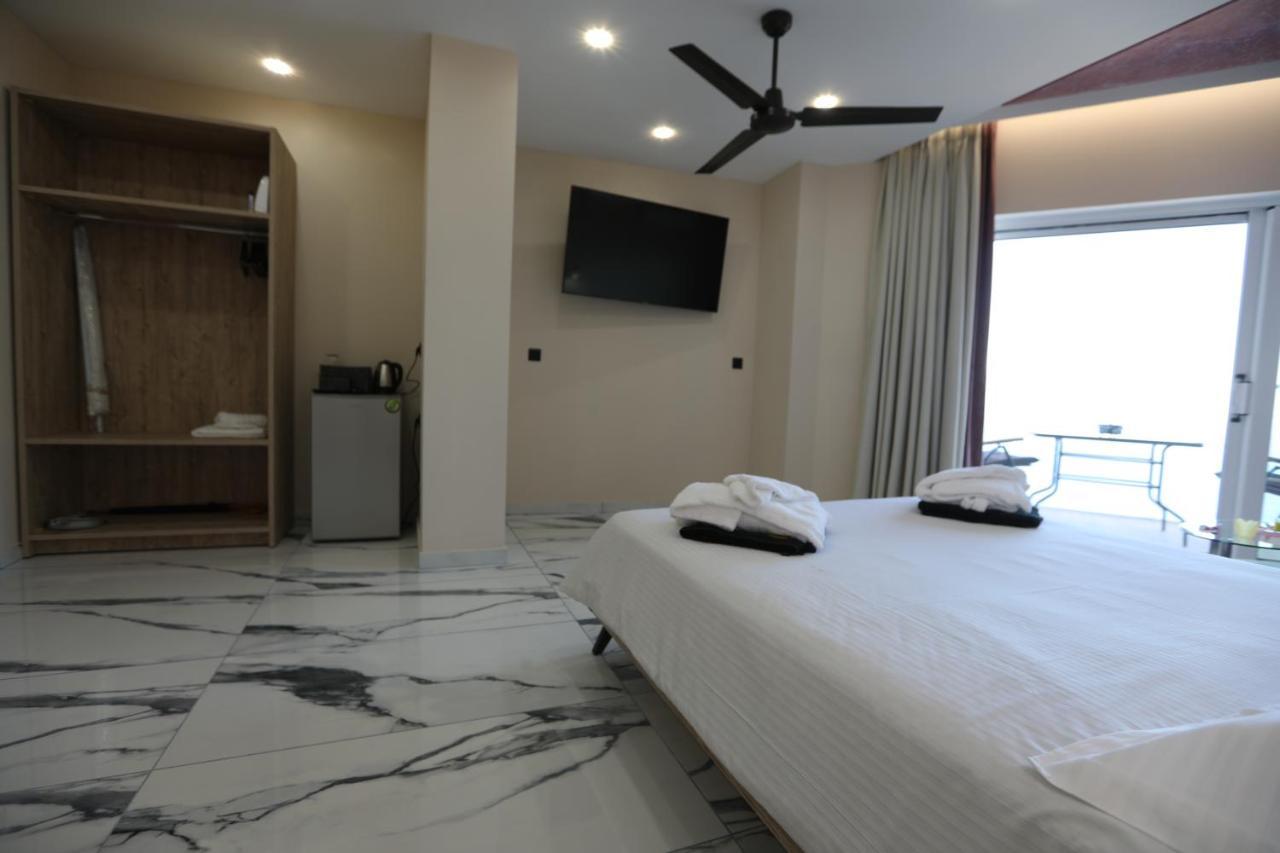 Golden Fox Studios And Suites Lakones Экстерьер фото