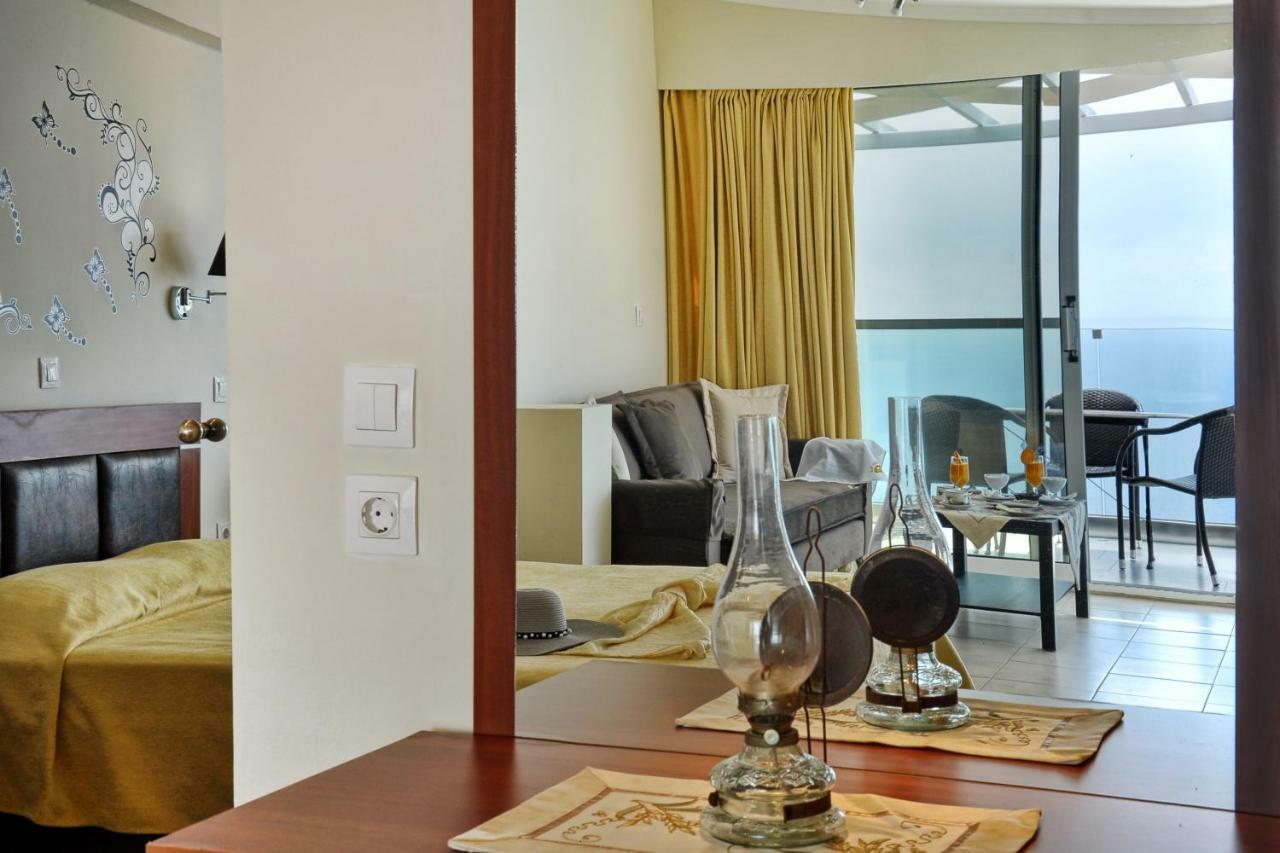 Golden Fox Studios And Suites Lakones Экстерьер фото